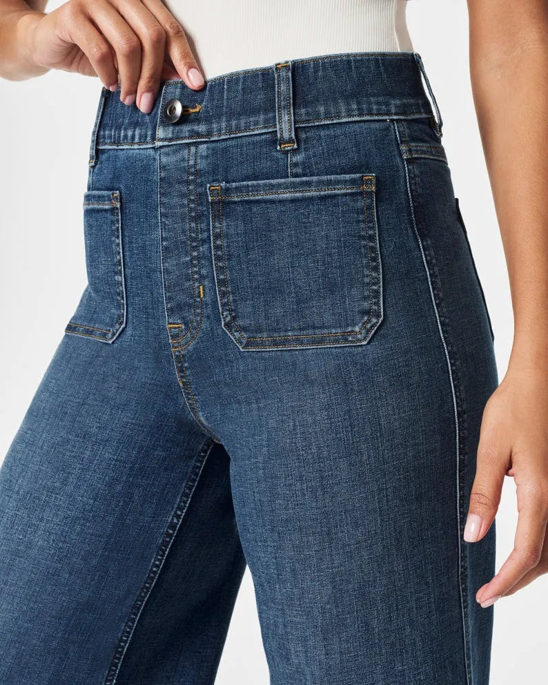 – Figurformende, verkürzte Jeans mit weitem Bein